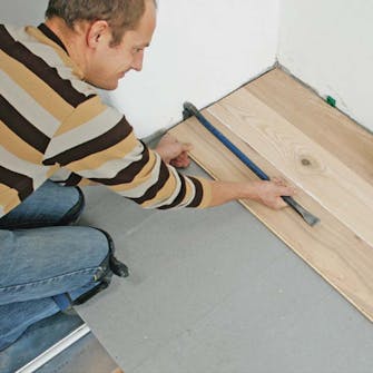 Lattialämmitys puulattiaan: Viimeistä lautaa ei voi napauttaa päädystä Lattialämmitys puulattiaan: Viimeistä lautaa ei voi napauttaa päädystä